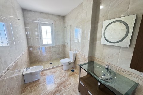 Villa for sale in Cabo Roig, Alicante, Spain 4 bedrooms, 230 sq.m. No. 146391 - photo 12