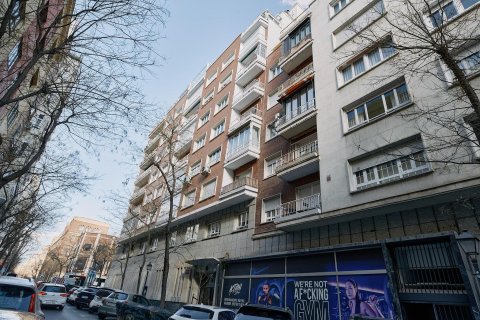 Apartment for sale in Madrid, Spain 3 bedrooms, 200 sq.m. No. 165649 - photo 13