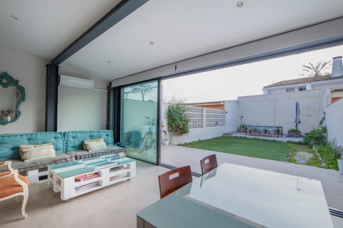 Casa adosada en venta Sevilla, España 5 dormitorios, 182 m2 No. 108207 - foto 1