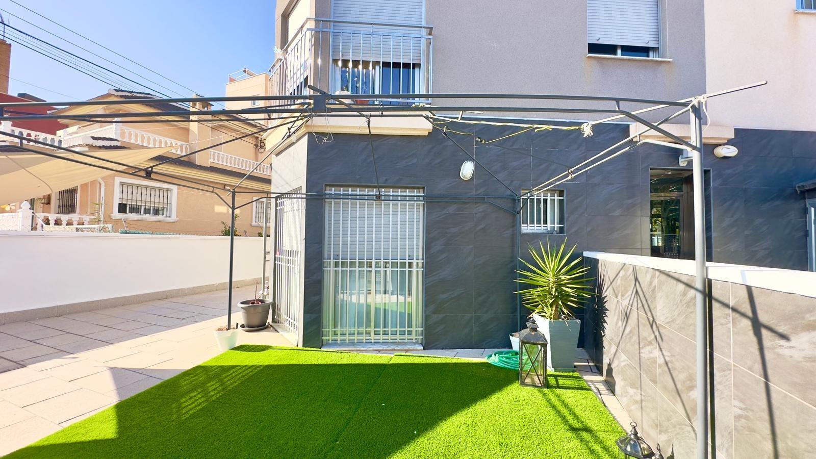 Propiedad comercial en Torrevieja, Alicante, España 90 m2 No. 151195