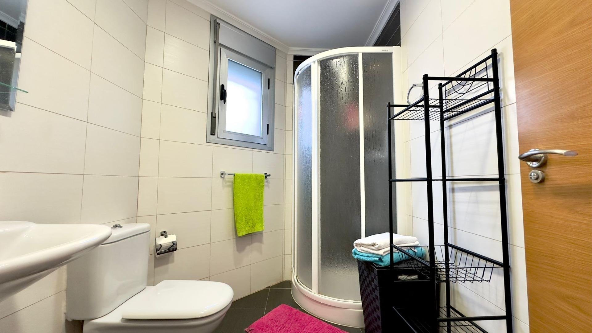 Propiedad comercial en Torrevieja, Alicante, España 90 m2 No. 151195