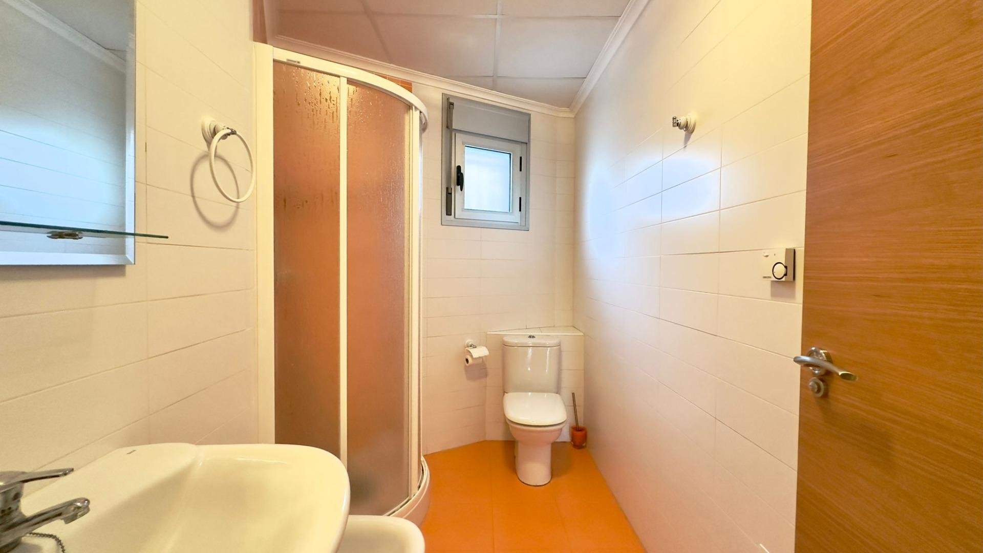 Propiedad comercial en Torrevieja, Alicante, España 90 m2 No. 151195