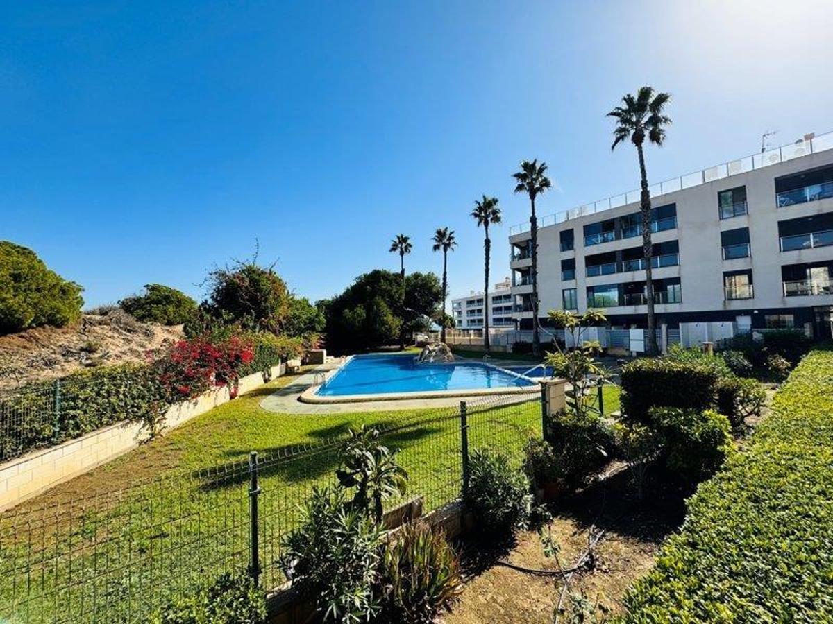 Apartment in Torrevieja, Alicante, Spain 2 bedrooms, 57 sq.m. No. 183852