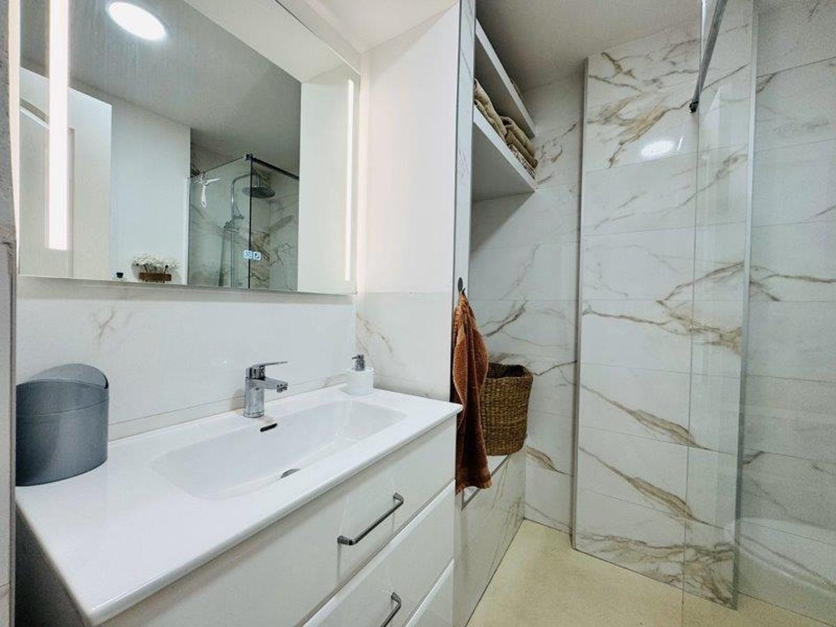 Apartment in Torrevieja, Alicante, Spain 2 bedrooms, 57 sq.m. No. 183852