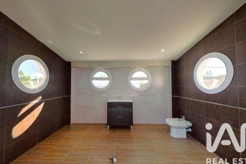 Villa for sale in Alcala la Real, Jaen, Spain 3 bedrooms, 179 sq.m. No. 184705 - photo 9
