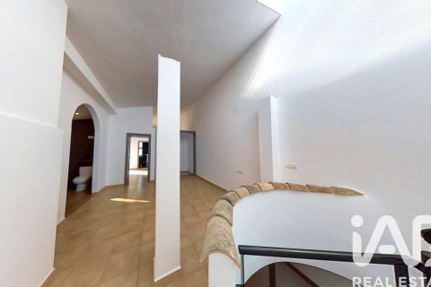 Villa for sale in Alcala la Real, Jaen, Spain 3 bedrooms, 179 sq.m. No. 184705 - photo 8