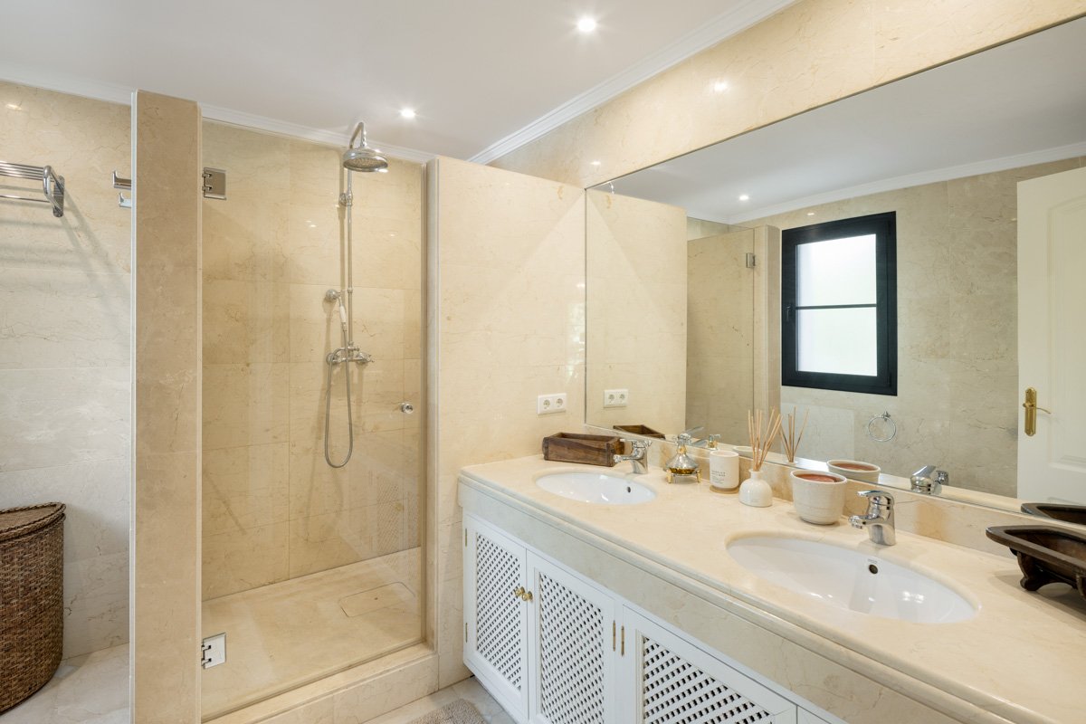 Villa in Benahavis, Malaga, Spanien 4 Schlafzimmer, 373 m2 Nr. 135954