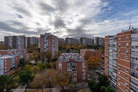 Takvåning till salu i Madrid, Spanien 3 sovrum, 95 kvm. Nr. 146507 - foto 15