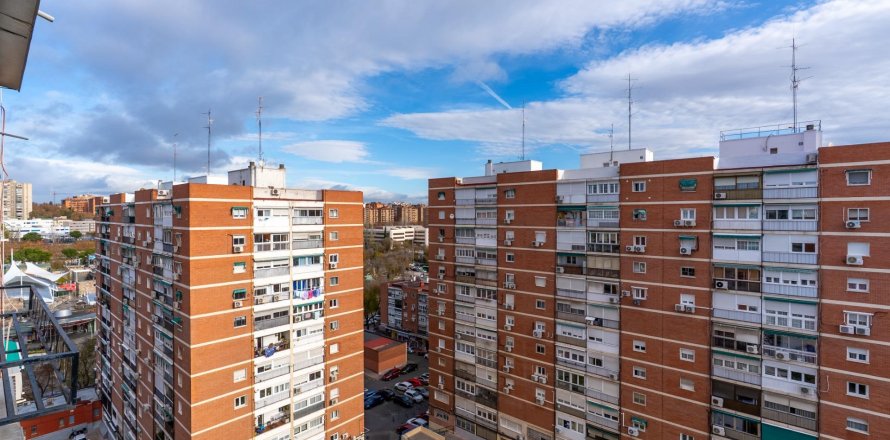 Takvåning i Madrid, Spanien 3 sovrum, 95 kvm. Nr. 146507