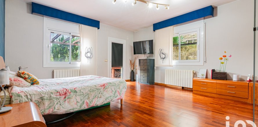 Māja Vallirana, Barcelona, Spānijā 5 istabas, 1100 m2 Nr. 153844