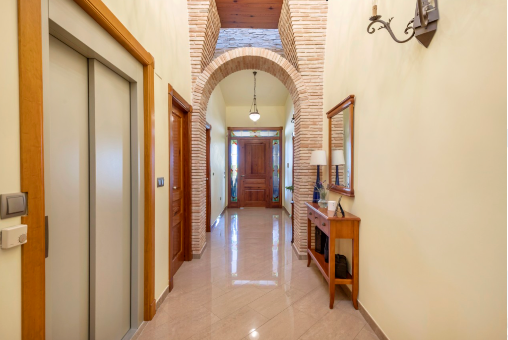 Villa in Torrevieja, Alicante, Spain 5 bedrooms, 407 sq.m. No. 145421