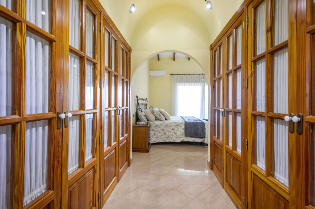 Villa in Torrevieja, Alicante, Spain 5 bedrooms, 407 sq.m. No. 145421