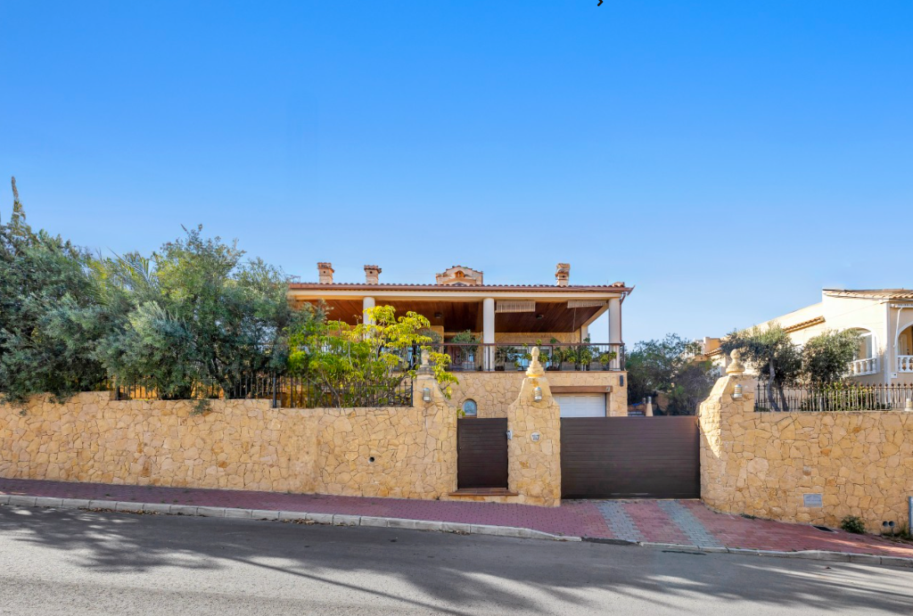 Villa in Torrevieja, Alicante, Spain 5 bedrooms, 407 sq.m. No. 145421