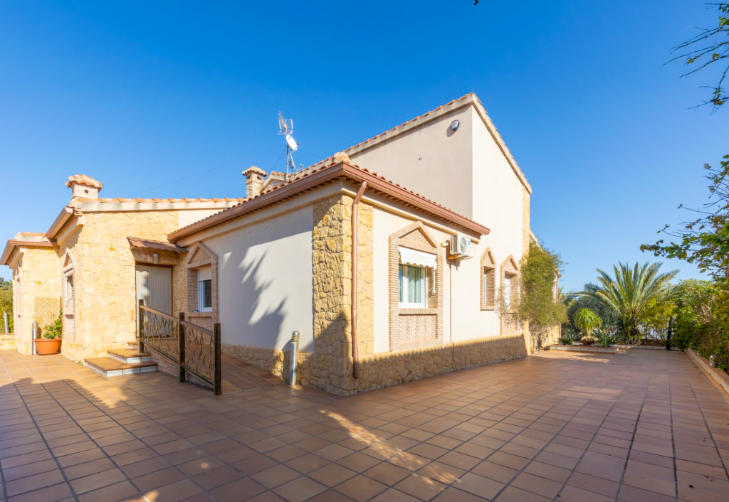 Villa in Torrevieja, Alicante, Spain 5 bedrooms, 407 sq.m. No. 145421