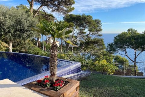 House for sale in Palafrugell, Girona, Spain 5 bedrooms, 375 sq.m. No. 160088 - photo 2