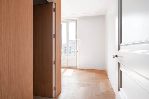 Huoneisto myytävänä Barcelona, Espanja, 2 makuuhuonetta, 141 m2 No. 192829 - kuva 17