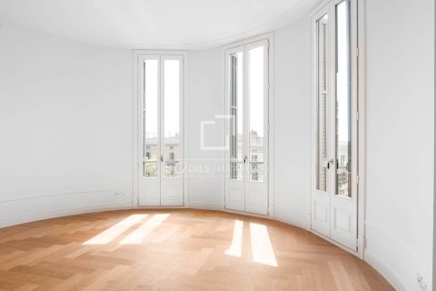 Huoneisto myytävänä Barcelona, Espanja, 2 makuuhuonetta, 141 m2 No. 192829 - kuva 2