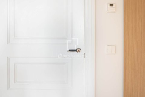 Huoneisto myytävänä Barcelona, Espanja, 2 makuuhuonetta, 141 m2 No. 192829 - kuva 16
