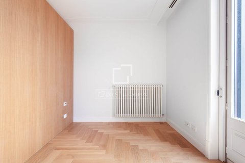 Huoneisto myytävänä Barcelona, Espanja, 2 makuuhuonetta, 141 m2 No. 192829 - kuva 18