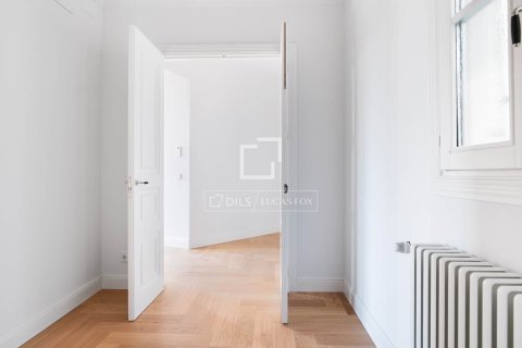 Huoneisto myytävänä Barcelona, Espanja, 2 makuuhuonetta, 141 m2 No. 192829 - kuva 15