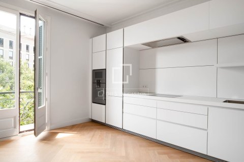 Huoneisto myytävänä Barcelona, Espanja, 2 makuuhuonetta, 141 m2 No. 192829 - kuva 6
