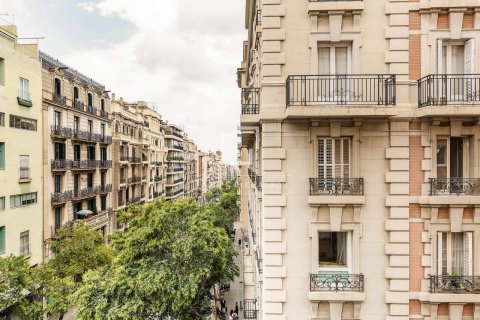 Huoneisto myytävänä Barcelona, Espanja, 4 makuuhuonetta, 120 m2 No. 192833 - kuva 3