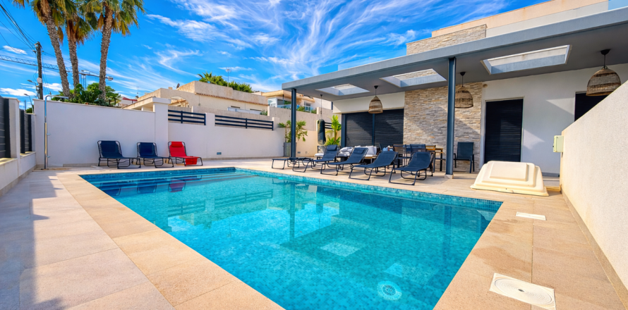 Villa a Los Balcones, Alicante, Spagna 5 camere da letto, 300 mq. N° 161313