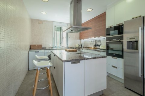 Apartamento en venta en L'Hospitalet de Llobregat, Barcelona, España 3 dormitorios, 185 m2 No. 194547 - foto 2