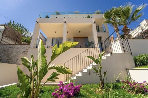 Villa for sale in Santa Ponsa, Mallorca, Spain 3 bedrooms, 220 sq.m. No. 143976 - photo 1
