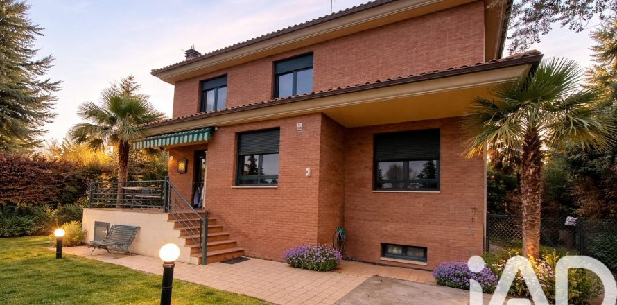 House à San Andres del Rabanedo, Leon, Espagne 4 chambres, 287 m2 No. 172882