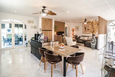 Villa for sale in La Marina, Alicante, Spain 3 bedrooms, 246 sq.m. No. 194579 - photo 7