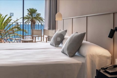 Commercial property en Espagne 3001 m2 No. 151960