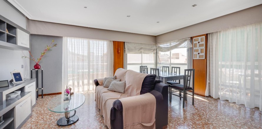 Apartment in Torrevieja, Alicante, Spain 4 bedrooms, 116 sq.m. No. 189722