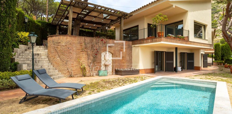 Villa in Cabrils, Barcelona, Spain 4 bedrooms, 292 sq.m. No. 150471