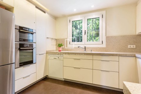 Villa for sale in Barcelona, Spain 4 bedrooms, 234 sq.m. No. 150469 - photo 12