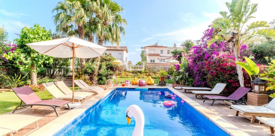 Villa à Sitges, Barcelona, Espagne 5 chambres, 376 m2 No. 150472