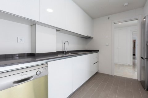 Apartment for rent Marbella, Malaga, Spain 3 bedrooms, 140 sq.m. No. 107045 - photo 13