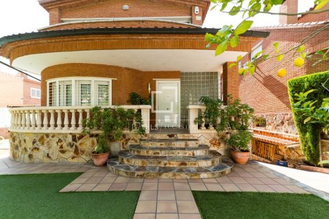 Huvila myytävänä Viladecans, Barcelona, Espanja, 4 makuuhuonetta, 348 m2 No. 192749 - kuva 2