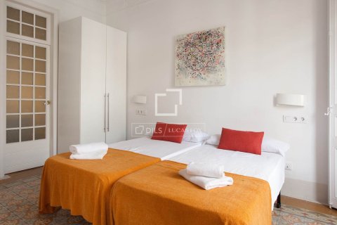Huoneisto myytävänä Barcelona, Espanja, 7 makuuhuonetta, 173 m2 No. 192746 - kuva 24