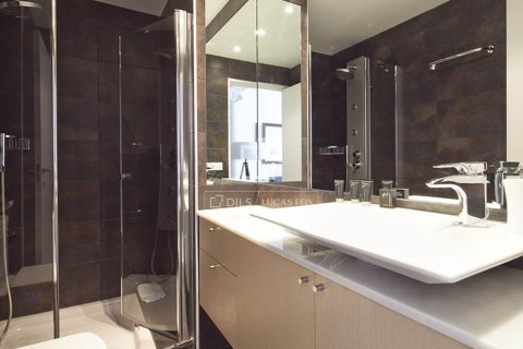 Huoneisto myytävänä Barcelona, Espanja, 7 makuuhuonetta, 173 m2 No. 192746 - kuva 13
