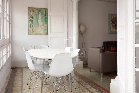 Huoneisto myytävänä Barcelona, Espanja, 7 makuuhuonetta, 173 m2 No. 192746 - kuva 3