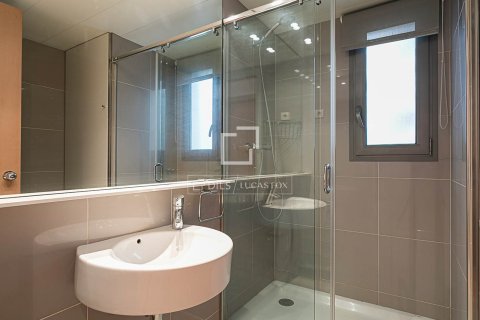Huoneisto myytävänä Barcelona, Espanja, 3 makuuhuonetta, 82 m2 No. 192745 - kuva 3