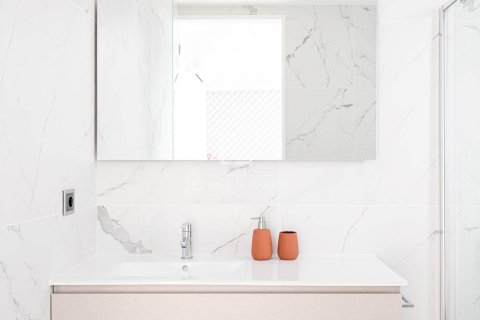 Huoneisto myytävänä Barcelona, Espanja, 2 makuuhuonetta, 85 m2 No. 192744 - kuva 23