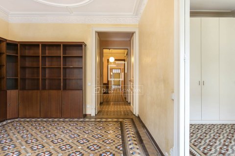 Huoneisto myytävänä Barcelona, Espanja, 3 makuuhuonetta, 174 m2 No. 192838 - kuva 16