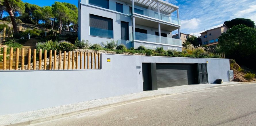 House Lloret de Mar, Girona, Spain 4 bedrooms, 340 sq.m. No. 73713