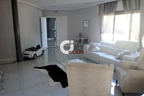 Villa for rent in Las Rozas de Madrid, Madrid, Spain 5 bedrooms, 600 sq.m. No. 193020 - photo 20