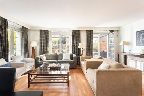 Talo Esplugues de Llobregat, Barcelona, Espanja 4 makuuhuonetta, 262 m2 No. 184607
