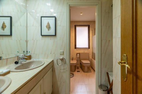 Dom w Madrid, Hiszpania 6 sypialni, 410 mkw. nr 150053 – zdjęcie 25