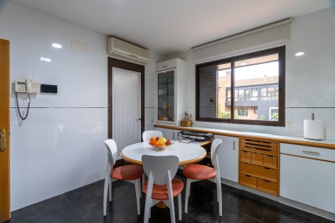 Dom w Madrid, Hiszpania 6 sypialni, 410 mkw. nr 150053 – zdjęcie 16