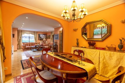 Dom w Madrid, Hiszpania 6 sypialni, 410 mkw. nr 150053 – zdjęcie 13